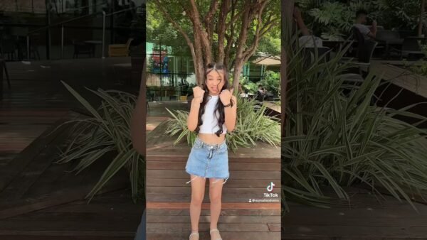 UMA MENINA QUE NÃO TRABALHA NO JOB 🤑👨🏻💳 #shortsviral #memes #humor #dojeitoqueopovogosta